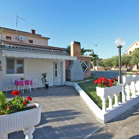 Apartament Nicely Decorated Silver