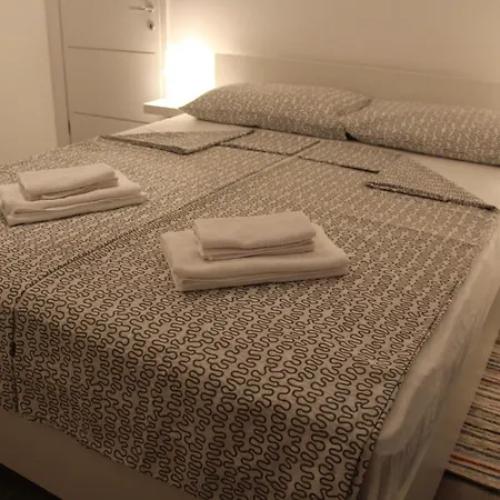 Apartament Nicely Decorated Silver